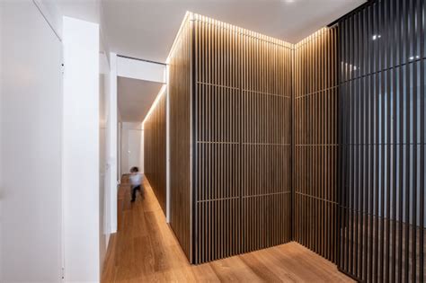 Corridoio Parete Mobile Con Listelli In Legno Contemporary Hallway
