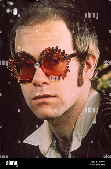Elton John 1975 Hi Res Stock Photography And Images Alamy
