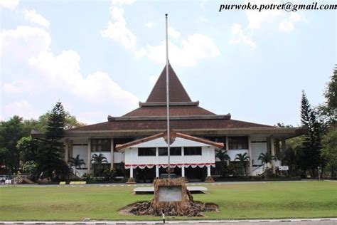 Sebelas maret university indonesian universitas sebelas maret is an indonesian public university in the suburban area of surakarta central java indonesia. Dunia Foto: Universitas Sebelas Maret (UNS) Solo