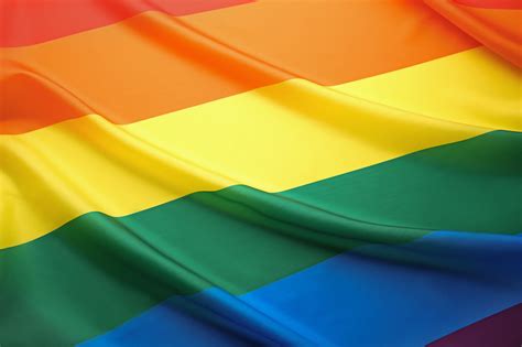 La bandera del orgullo bisexual cuenta con tres colores que representas a la comunidad bisexual dentro del colectivo lgbt. ¿Qué significan los colores de la bandera LGBT? - Sopitas.com