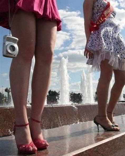 Ножки школьниц выпускниц Вид снизу под юбкой Фото под юбки candid upskirt voyeur photos