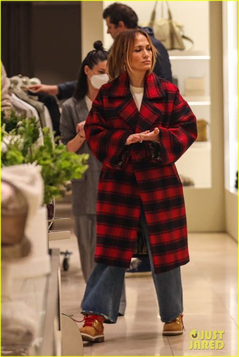 Photo Jennifer Lopez Shows Off Coat Collection 18 Photo 4872825