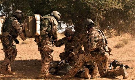 A bundeswehr soldier secures the perimeter of camp castor airfield in gao, mali. bundeswehr-journal Bundeswehr-Konvoi in Mali versehentlich beschossen - bundeswehr-journal