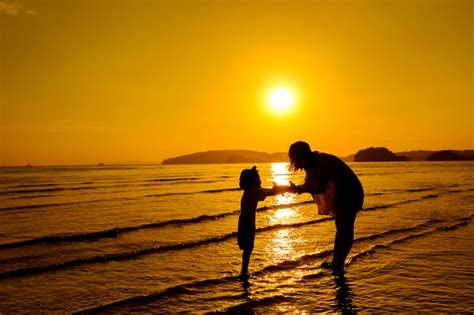 Une Mère Et Un Fils En Plein Air Au Coucher Du Soleil Avec Un Espace De Copie Photo Gratuite