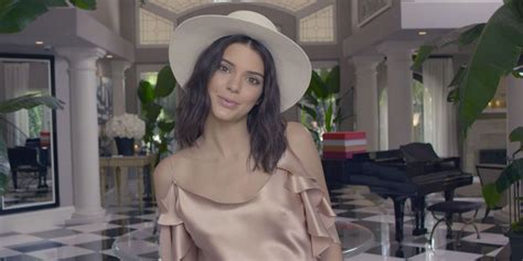 Watch Kendall Jenner Make Bird Noises For Vogue Kendall Jenner Vogue 73 Questions