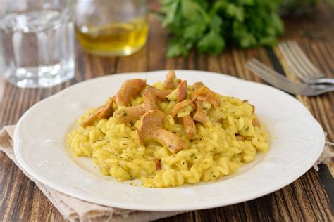 Per un buon riso con funghi porcini e zafferano e per ottenere dunque un buon risotto, pochi passi. Risotto ai funghi finferli e zafferano - DANICUCINA
