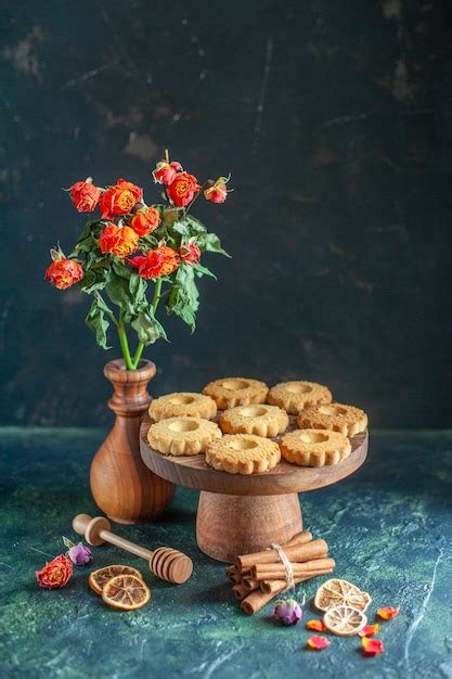 Biscoitos doces saborosos de vista frontal na superfície escura Foto Grátis