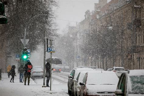 Praneša sinoptikai įspėja ir kelininkai į Lietuvą atkeliauja sniegas