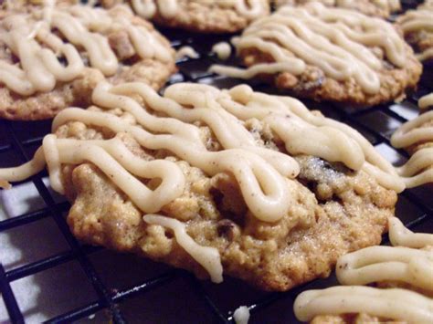 Add 1/2 cup water to the pecans and raisins, then microwave for 90 seconds. Loaded Oatmeal Cookies Paula Deen) Recipe - Food.com