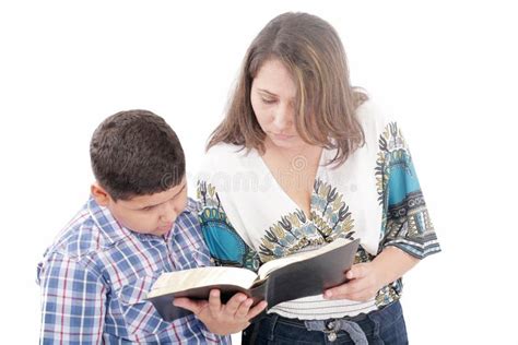 Madre E Hijo Que Leen Una Biblia Foto De Archivo Imagen De Cuero Bueno 27398292