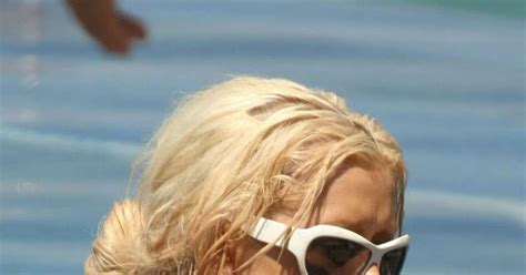 Actress In Bikini Christina Aguilera Unseen Bikini Photos In The Beach