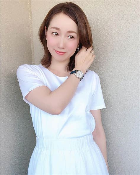 泉マリコさんのインスタグラム写真 泉マリコinstagram 「夏はついつい白い服に手が伸びてしまう ´ω` 見た目も涼しげだし、熱を反射するから過ごしやすいんですよね〜🌻 シンプルな