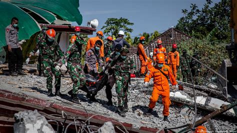 Lombok Death Toll Rises As Survivor Search Goes On Dw 08082018