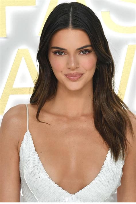 Kendall Jenner Makeup Is Trending And Its All About Sultry Eyes And Sculpted Cheekbones