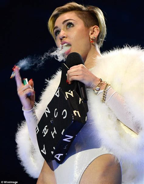 Miley Cyrus Weed Smoking Censored Out For Tv Daily Mail Online