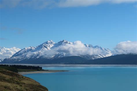 Lake Pukaki A Beautiful Caribbean Blue With The Backdrop