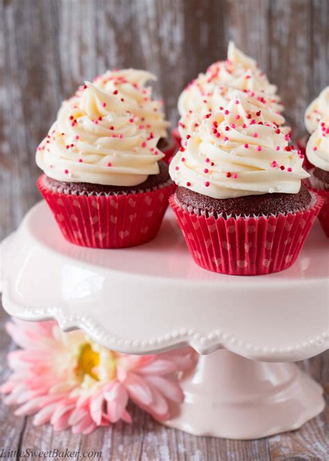 This rich, silky red blend has notes of cherry, blackberry, chocolate and mocha that fill the palate, while soft hints of vanilla and toasted oak lead to an intense and lengthy finish. Red Velvet Cupcakes with Cream Cheese Frosting - Little ...