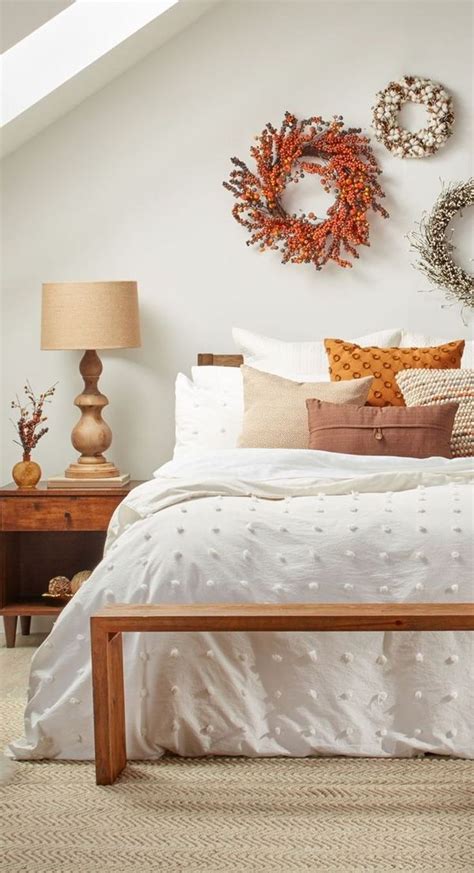 40 Lovely Fall Bedroom Decor Ideas That Will Popular This Year Fall
