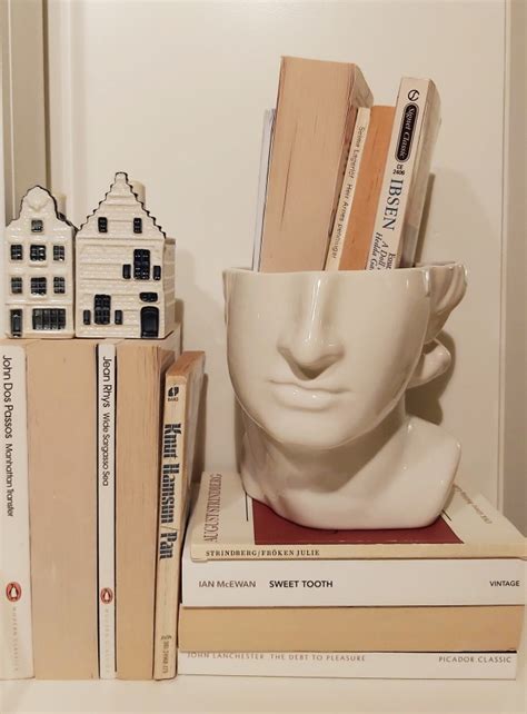 You room will have it's unique, aesthetic style without putting in to it much of an effort! light academia | Tumblr | Aesthetic room decor, Decor ...