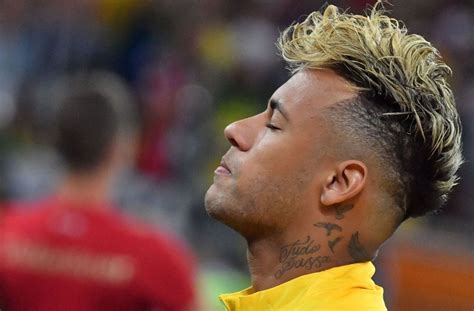Ablenkungsmanöver ronaldo erklärt kuriose wm frisur. Frisuren bei der WM 2018: Neymar setzt den Frisuren-Trend ...
