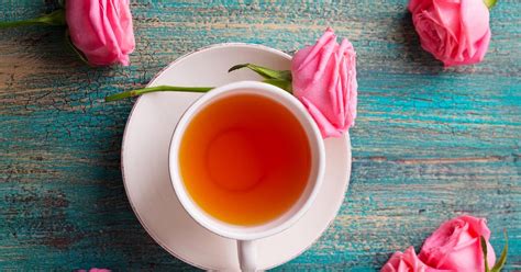 Conjuro erótico del té de rosas para el Día de Los Enamorados y otras