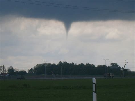 Tornadas lietuvoje paskutine vasaros diena 31/08/2010 14:31:10 netoli ventes rago,pas zemaicius Lietuvoje praūžė tornadas - DELFI Pilietis
