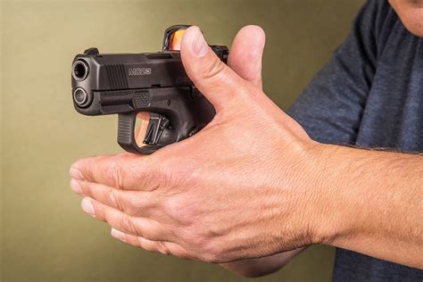 How To Properly Grip A Pistol Step By Step Instructions Handguns
