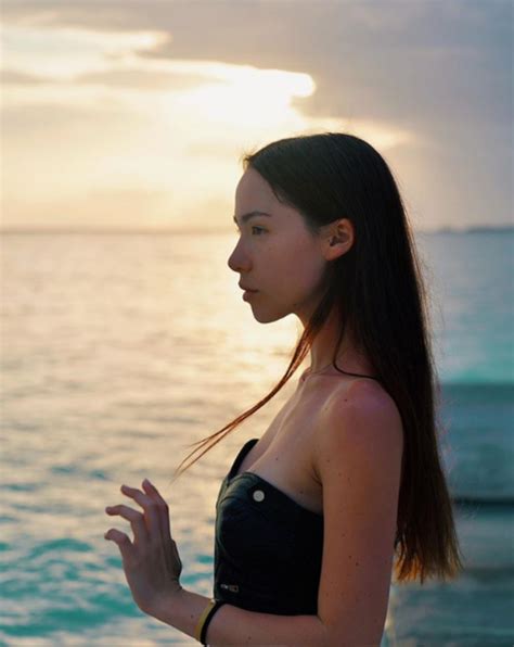 Felicissima sera, la rivelazione hot di eros ramazzotti: Aurora Ramazzotti Instagram, sensuale in riva al mare ...