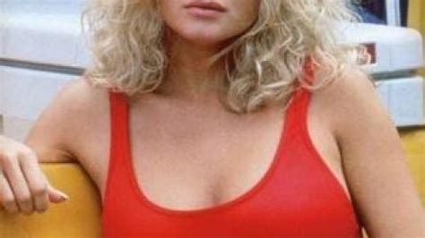 Erika Eleniak Mais Qu Est Devenue La Star D Alerte Malibu Et Pi Ge