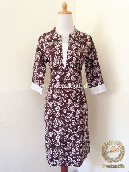 Model baju batik kombinasi menggunakan kain polos, sifon, bolero, embos, dan brokat. Model Baju Batik Kerja Wanita - Dress Kerah V Neck ...