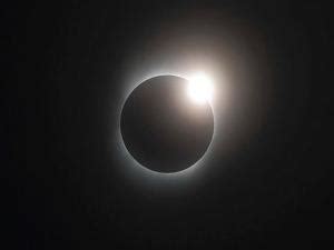 Hanya daerah yang tidak terkena cahaya matahari saja akan mengalami gelap, akibat terhalang oleh bulan. Selamat Datang ke Taman Sains Tahun 5: Fenomena Gerhana ...