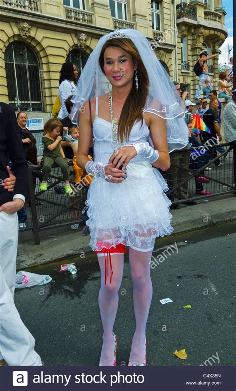 París Francia Asia Travestido En Vestido De Novia En El Gay Pride