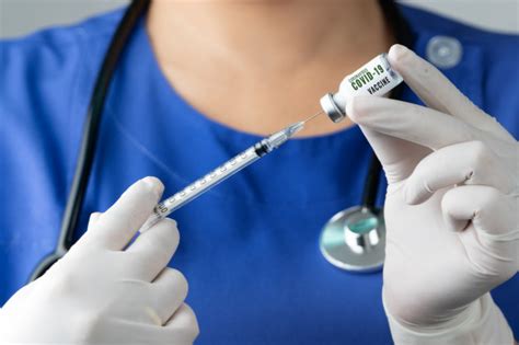 Lote de convênio internacional tem chegada prevista para até março. Vacina e injeção de seringa para prevenção, imunização e ...