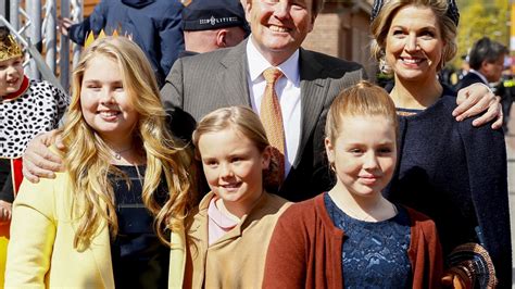 De spaanse monarchie heeft net als nederland een koninklijke familie. Koninklijke familie op pad in Tilburg: 'Prinsessen geven ...