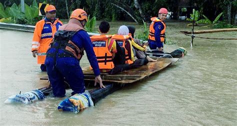 Medals awarded to members of civil defence force for disntinguished and loyal service. APM expects to hit target of two million volunteers by ...