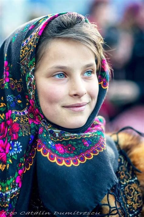 Romanian Girl With Traditional Scarf Donne Donna Foto