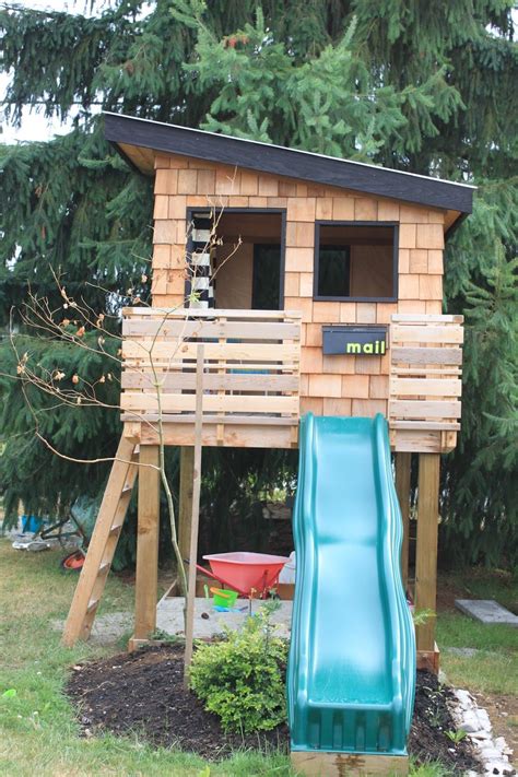 Plan de construction d'une cabane avec cadre de support. Épinglé par Julie Bolduc sur Cabanon | Maisonnette en bois, Cabane bois, Cabane bois enfant