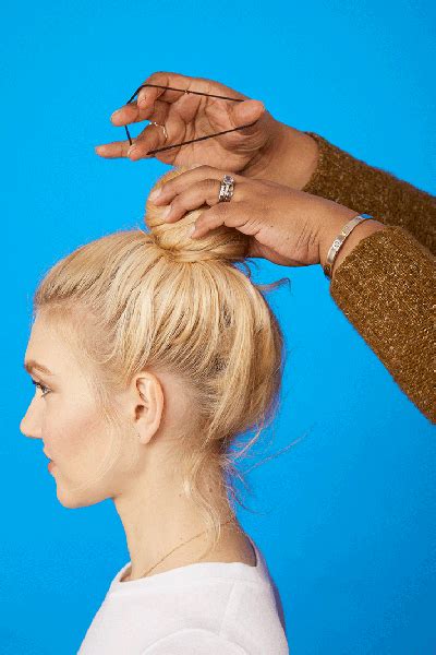 How To Do The Perfect Messy Bun In 3 Easy Steps With S In 2020 Easy Bun Hairstyles
