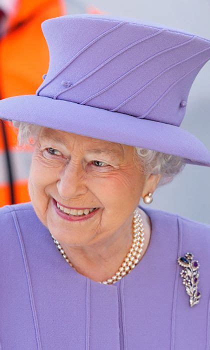 Le style inimitable de la reine d'angleterre, et parfois moqué, témoigne en réalité d'un dress code royal qui obéit à des règles strictes. Les 2049 meilleures images du tableau CHAPEAUX ELISABETH II sur Pinterest | Familles royales ...