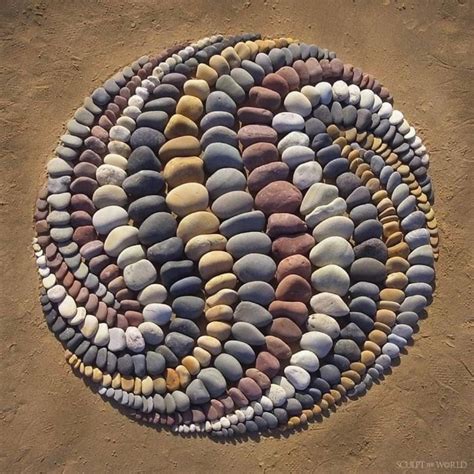 Artista Organiza Piedras en Impresionantes Patrones en la Playa Encontrándolo muy Terapéutico