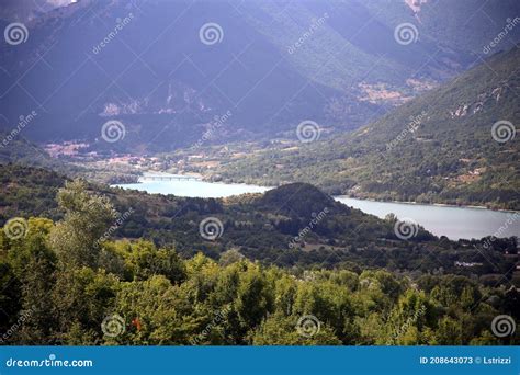 Lago Barrea Sulle Montagne Con Un Piccolo Villaggio E Il Ponte Tra Le