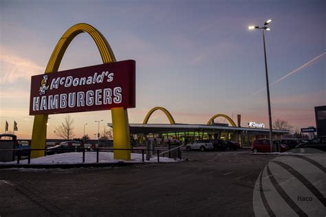 The Mcdonalds Near Me Still Has The Single Golden Arch Sign