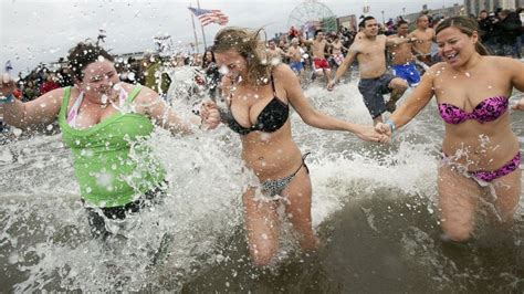What Happens To Your Body During A New Year S Polar Bear Plunge ABC News