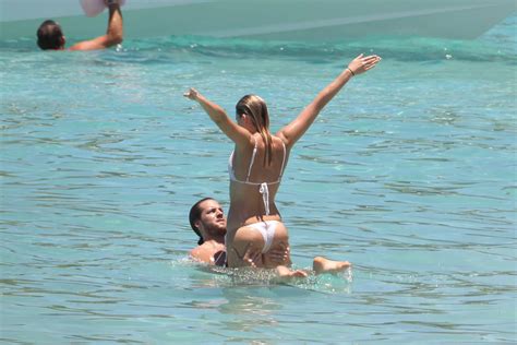 Margot Robbie Getting Her Ass Squeezed By Her Boyfriend Nudes Ass Grab Nude Pics Org