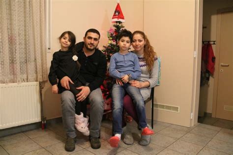 En de foto van kaag met gezin met arafat is natuurlijk gemakkelijk scoren. Armeens gezin moet blijven! - Petities24.com
