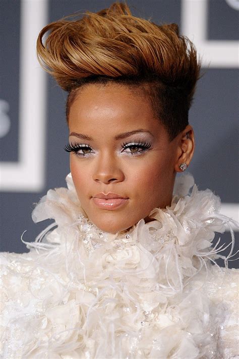 Rihannas Best Ever Hairstyles A Timeline Coiffure Rihanna Cheveux