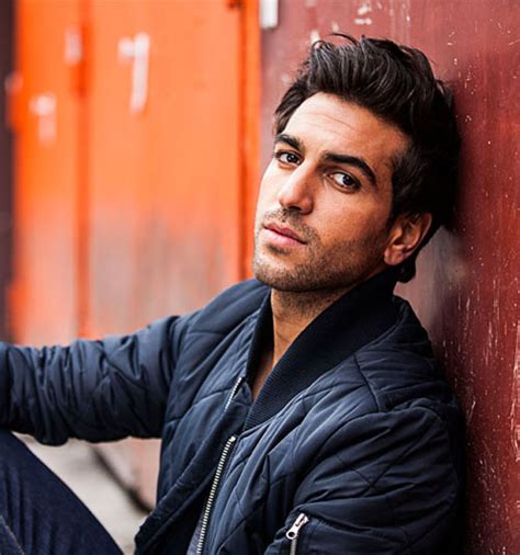 Elyas m'barek (münchen, 29 mei 1982) is een duitse acteur. Das Jahr 2015: Menschen, Paare, Roboter
