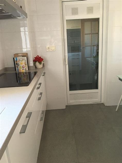 De superficie, una habitación doble y una habitación sencilla, un baño, pro. Alquiler de pisos de particulares en la ciudad de Murcia