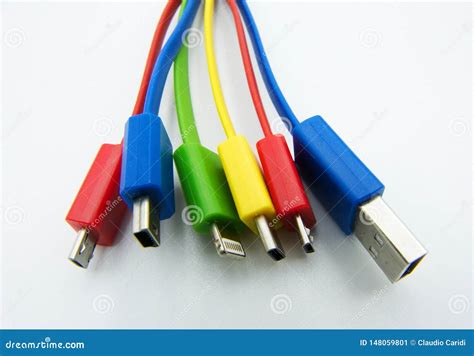 Diversos Cables Para El Ordenador Y Los Dispositivos Electr Nicos En El Fondo Blanco Imagen De