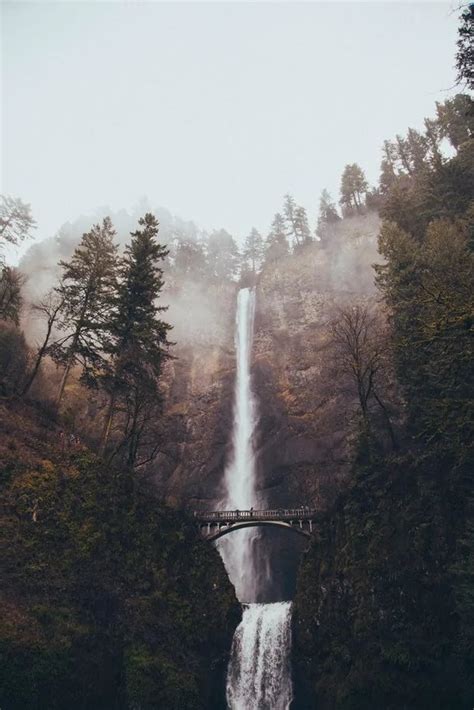 Фото Высокий водопад Малтнома Multnomah в штате Орегон США Oregon Usa